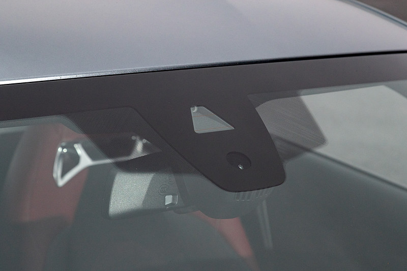 エクステリアではショートホイールベースと大径タイヤによってタイヤの存在感を強調するサイドビュー、2シーターらしいタイトなキャビンとワイドトレッドからなるスーパーワイドスタンス、直6エンジンを搭載するFRモデルらしいロングノーズショートキャビンシルエットなどを特徴点として挙げる。撮影車のタイヤはミシュラン「パイロット スーパー スポーツ」で、タイヤサイズはフロントが255/35 ZR19、リアが275/35 ZR19