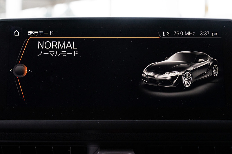 インテリアではシフト・バイ・ワイヤ式のシフトレバー、8.8インチのTFTメーター、大型フルカラーヘッドアップディスプレイによる新世代コクピットレイアウトを採用