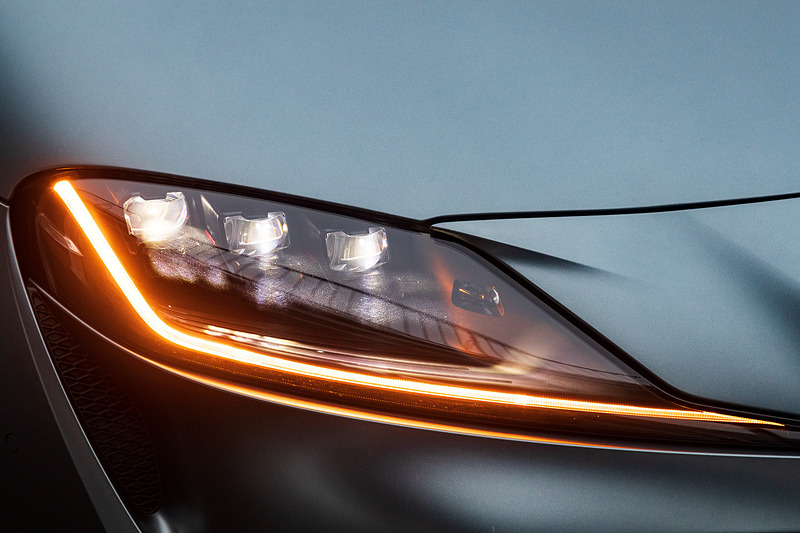 ヘッドライトとテールランプを点灯させたところ