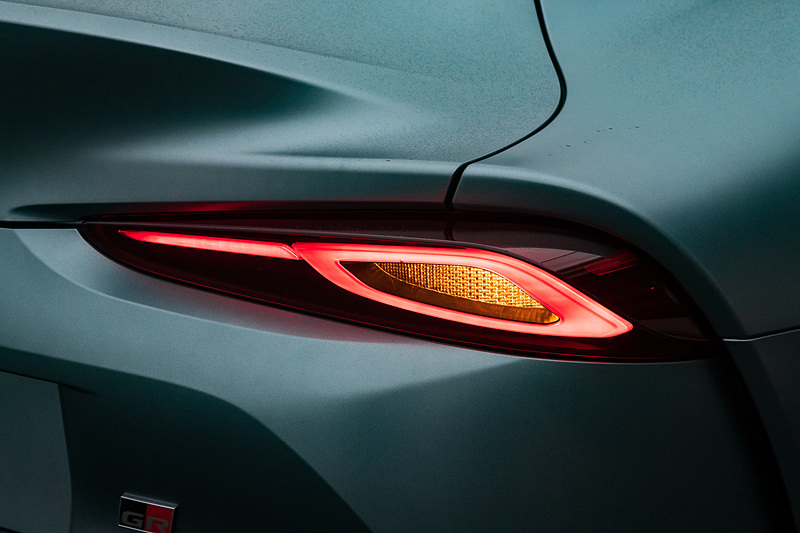 ヘッドライトとテールランプを点灯させたところ