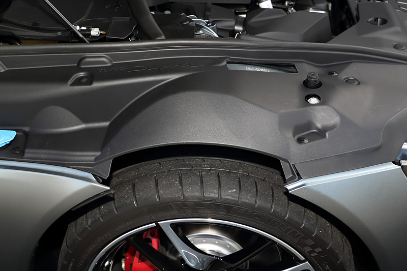 エクステリアではショートホイールベースと大径タイヤによってタイヤの存在感を強調するサイドビュー、2シーターらしいタイトなキャビンとワイドトレッドからなるスーパーワイドスタンス、直6エンジンを搭載するFRモデルらしいロングノーズショートキャビンシルエットなどを特徴点として挙げる。撮影車のタイヤはミシュラン「パイロット スーパー スポーツ」で、タイヤサイズはフロントが255/35 ZR19、リアが275/35 ZR19