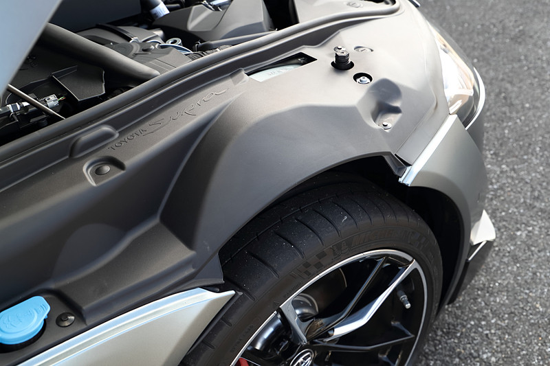 エクステリアではショートホイールベースと大径タイヤによってタイヤの存在感を強調するサイドビュー、2シーターらしいタイトなキャビンとワイドトレッドからなるスーパーワイドスタンス、直6エンジンを搭載するFRモデルらしいロングノーズショートキャビンシルエットなどを特徴点として挙げる。撮影車のタイヤはミシュラン「パイロット スーパー スポーツ」で、タイヤサイズはフロントが255/35 ZR19、リアが275/35 ZR19