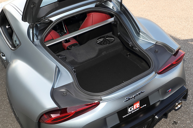 インテリアではシフト・バイ・ワイヤ式のシフトレバー、8.8インチのTFTメーター、大型フルカラーヘッドアップディスプレイによる新世代コクピットレイアウトを採用