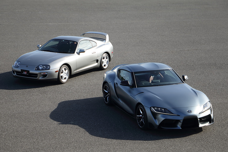 写真のRZ（手前）のボディサイズは4380×1865×1290mm（全長×全幅×全高。社内測定値）、ホイールべースは2470mm。奧は先代のA80 スープラ