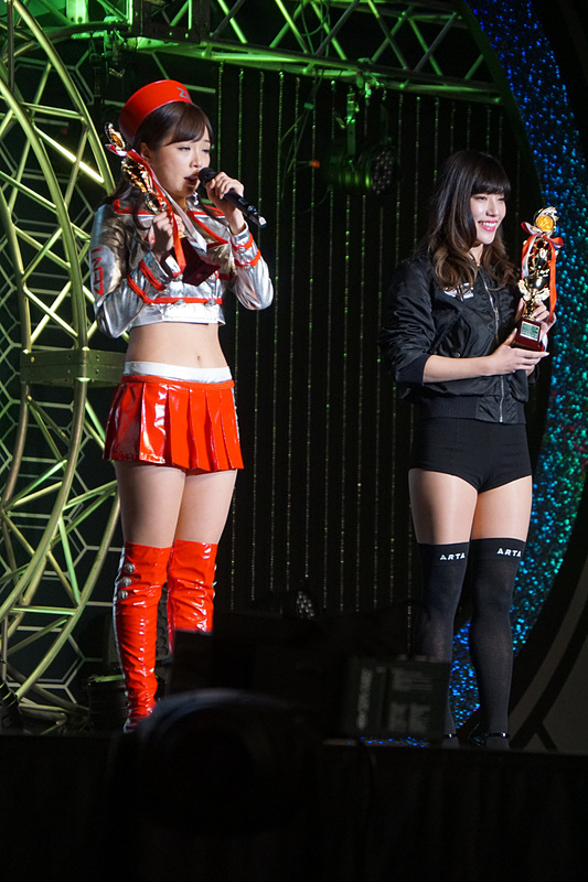 日本レースクイーン大賞実行委員会特別賞を受賞したZENTsweetiesの川村那月さん、ARTA GALSの星野奏さん