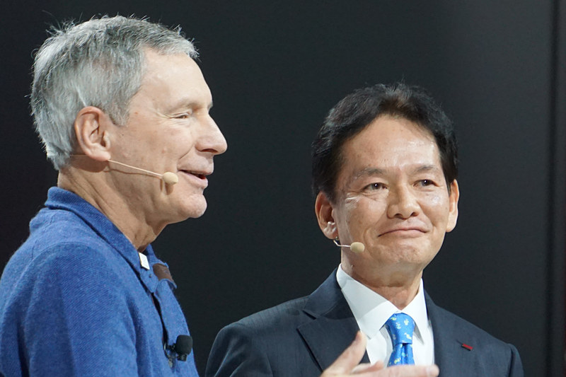 プレスカンファレンスにSTIの平川良夫氏とSOAのトム・ドール氏が登壇してプレゼンテーションを実施