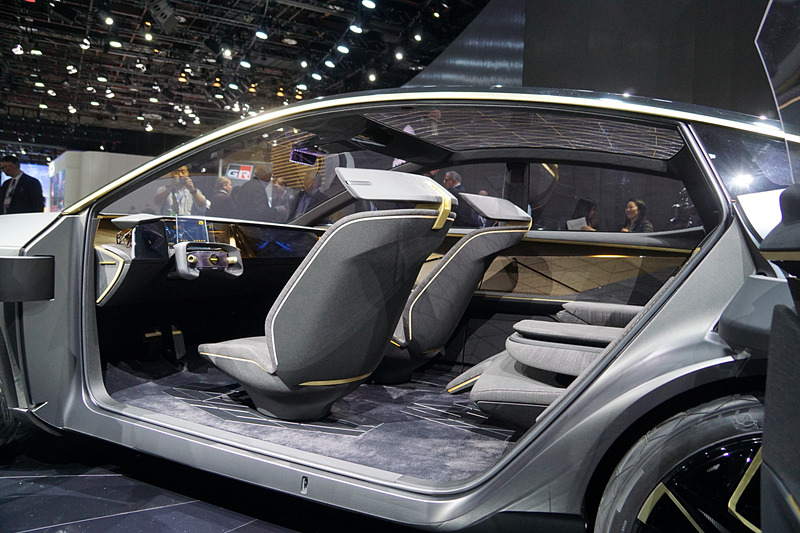 セダンやクロスオーバーとも違うフォルムで広い室内空間を実現し、回転式のフロントシート、リアの中心に「プレミア」リアセンターシート、その両サイドに小型「アウトボードシート」を備えた「2＋1＋2」のシートレイアウトを採用するなど、将来の「ニッサン インテリジェント モビリティ」を体現したという
