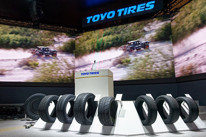 ステージの周囲に展示された10種類のタイヤ