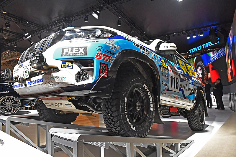 バンパー下などにレースで負ったと思われる生々しい傷跡が