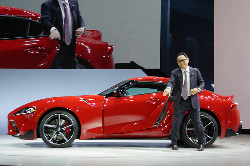 豊田章男社長が新型スープラで登場した