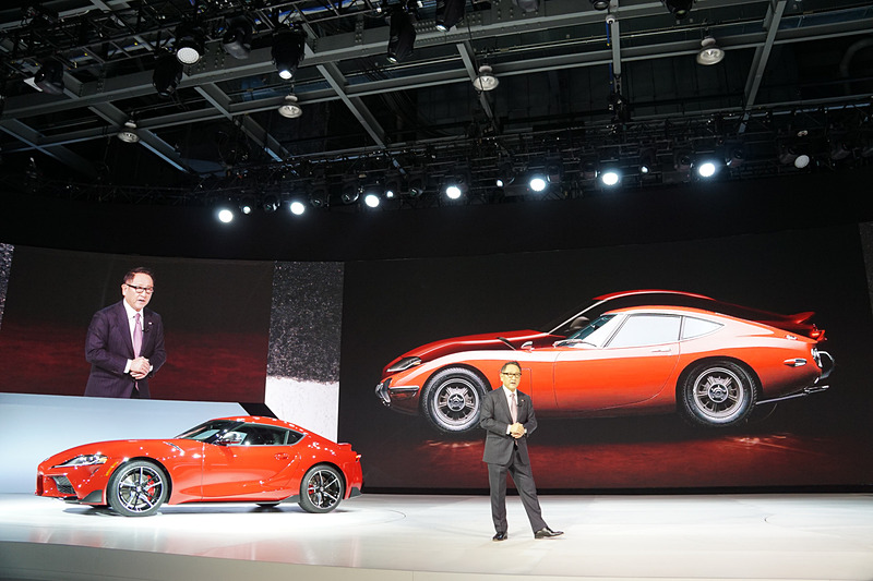 トヨタ 2000GTと新型スープラのシルエットを重ねてデザインの関連性を示した