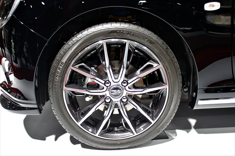 ホイールは変更されているが、タイヤは純正サイズと同じ165/50 R16