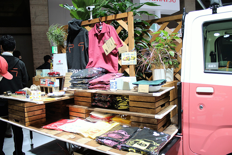 ハイゼット トラック マルシェ Ver.の荷台では、展示だけでなく実際にダイハツグッズの販売が行なわれた