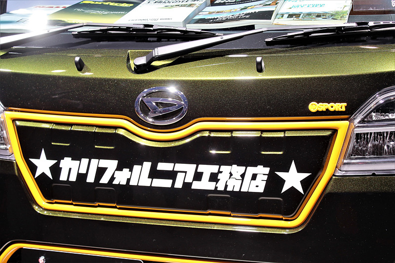 内外装の要所をオレンジ色に塗装して工事現場のイメージを再現