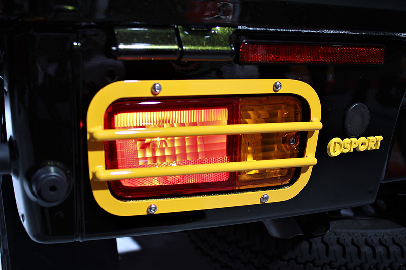 内外装の要所をオレンジ色に塗装して工事現場のイメージを再現