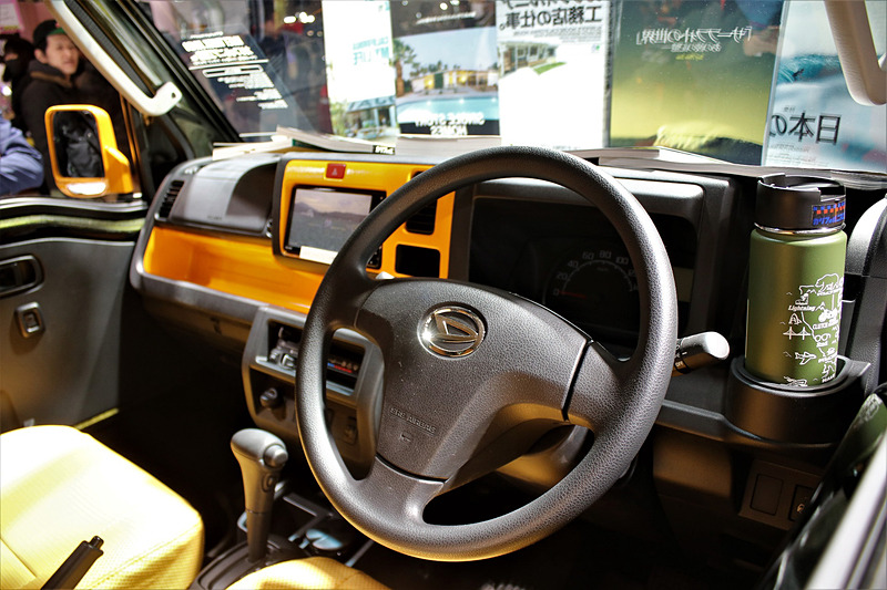 内外装の要所をオレンジ色に塗装して工事現場のイメージを再現