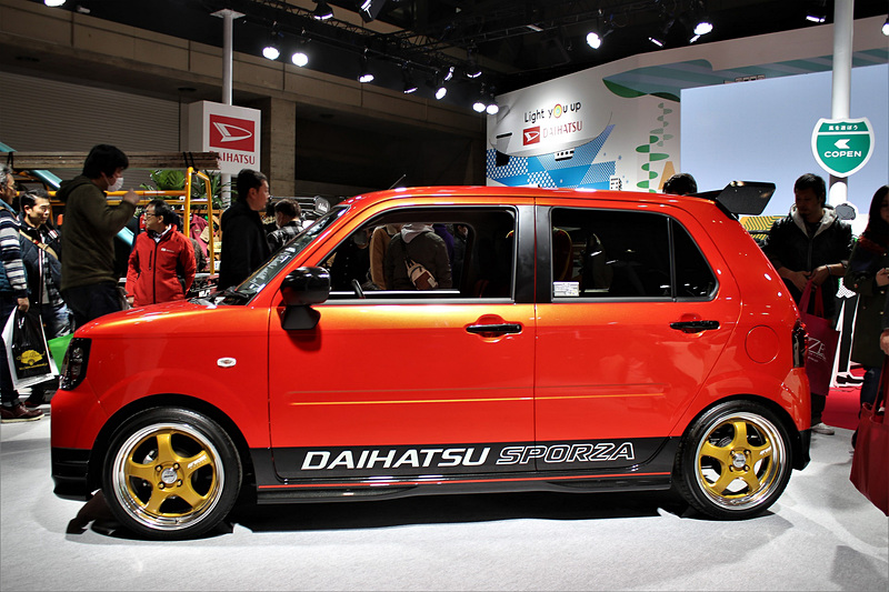 「ミラ TR XX」をイメージした外観デザイン。カーボン調のウイングやリアバンパー埋め込み式のマフラーなどを装備している