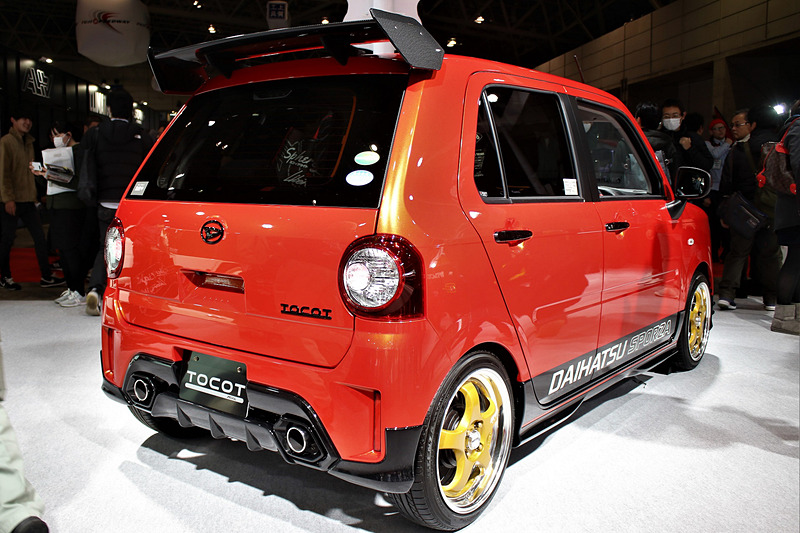 「ミラ TR XX」をイメージした外観デザイン。カーボン調のウイングやリアバンパー埋め込み式のマフラーなどを装備している