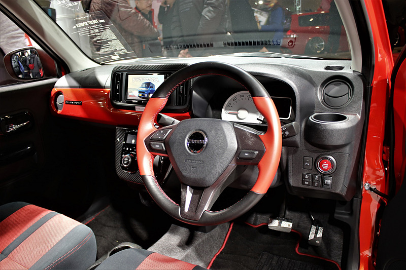 レッドを多用して刺激的なインテリアとしている