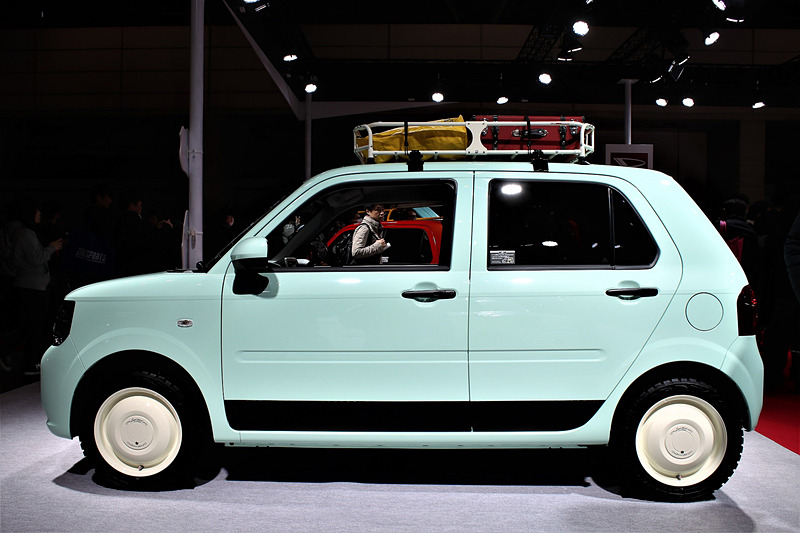 前後のバンパーをリデザインして、ドアパネル下側にはガードパネルを装着している