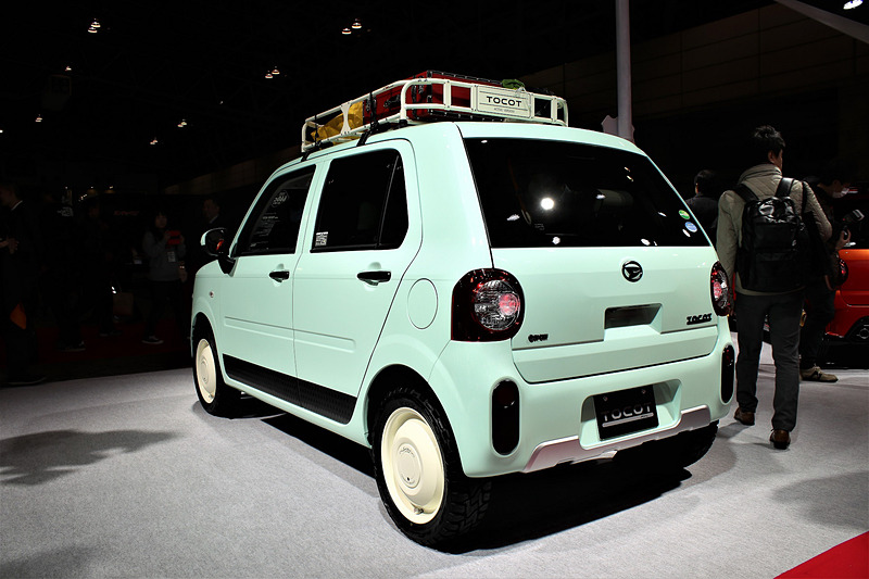 前後のバンパーをリデザインして、ドアパネル下側にはガードパネルを装着している