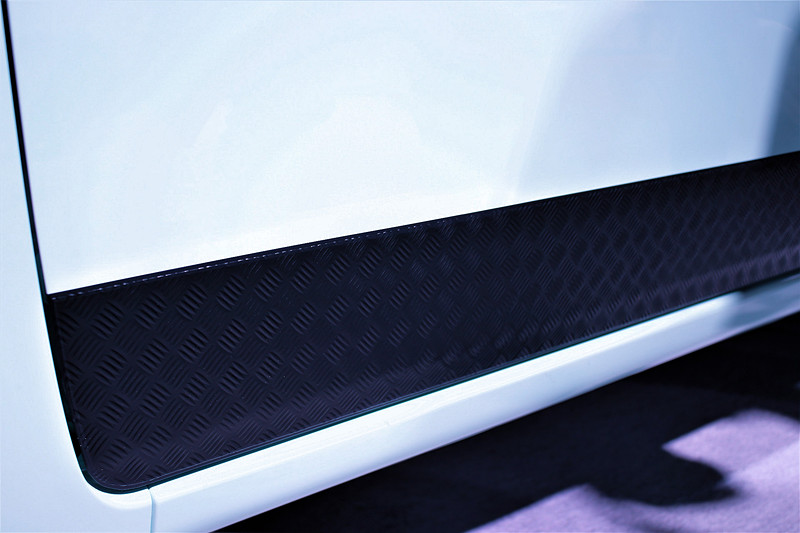 前後のバンパーをリデザインして、ドアパネル下側にはガードパネルを装着している