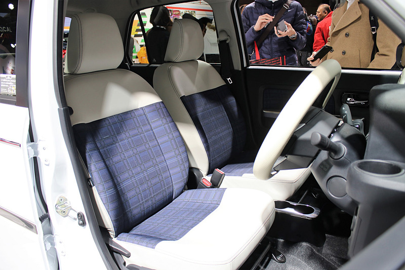 チェック柄とホワイトを組み合わせたシートや白いステアリングカバーで開放感のある車内空間を演出
