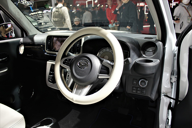 チェック柄とホワイトを組み合わせたシートや白いステアリングカバーで開放感のある車内空間を演出