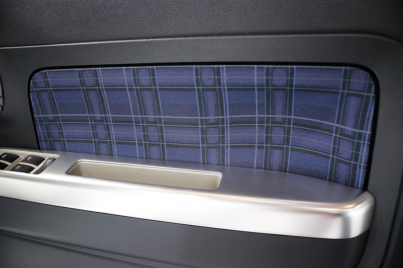 シート表皮とドアトリムを同じチェック柄でコーディネート