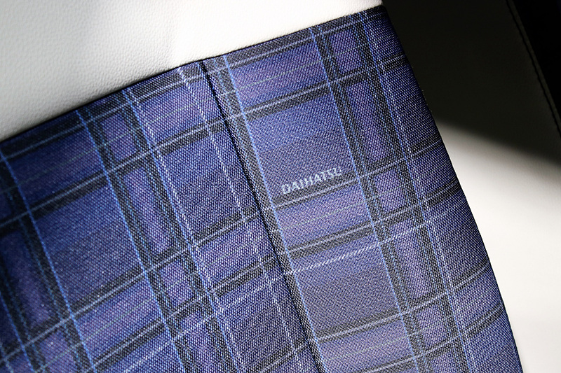 シート表皮とドアトリムを同じチェック柄でコーディネート