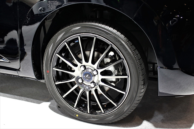 「エレガントな女性に乗ってもらいたいという思いでデザインしている」というブーン エレガント Ver.の外観