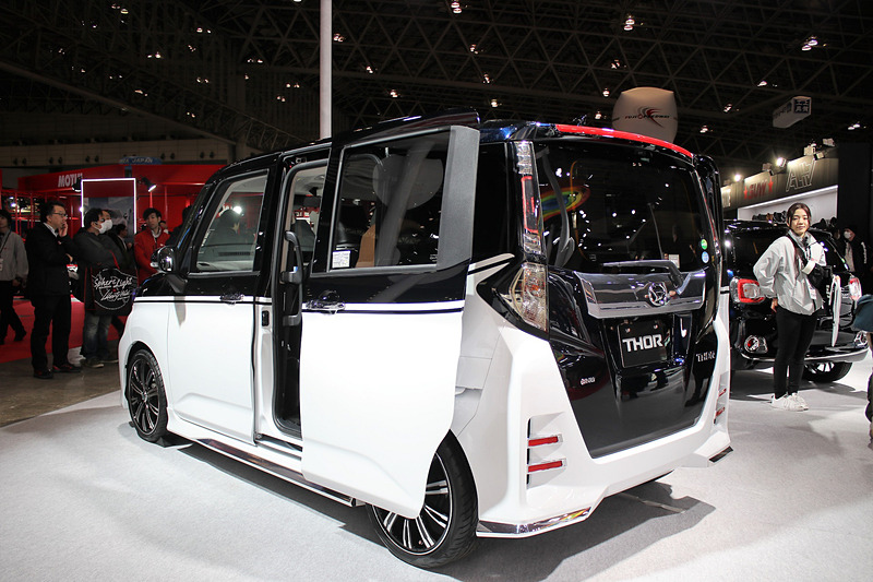 2トーンのボディカラーやフロントマスクの青いLEDラインでやんちゃなイメージを表現