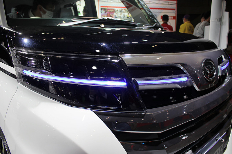 2トーンのボディカラーやフロントマスクの青いLEDラインでやんちゃなイメージを表現