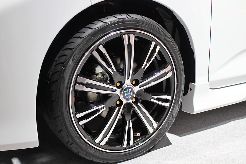 2トーンのボディカラーやフロントマスクの青いLEDラインでやんちゃなイメージを表現