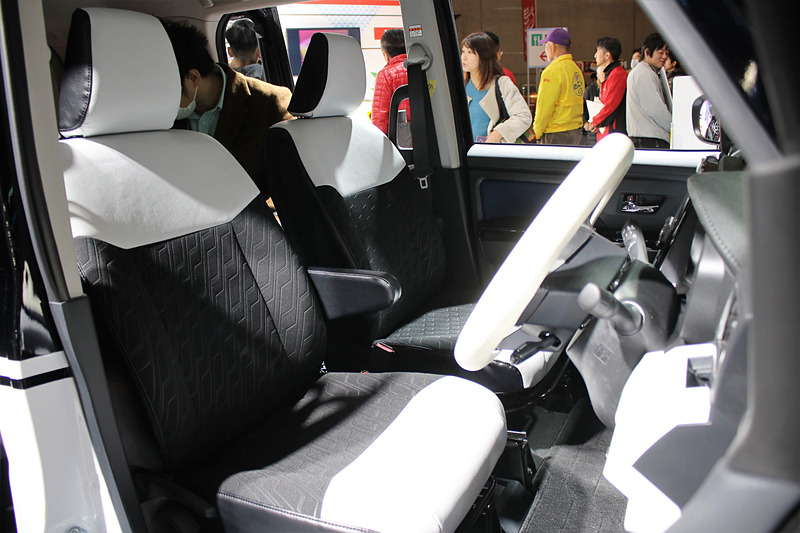 通常はブラックで統一されているインテリアにホワイトを使ってイメージチェンジ