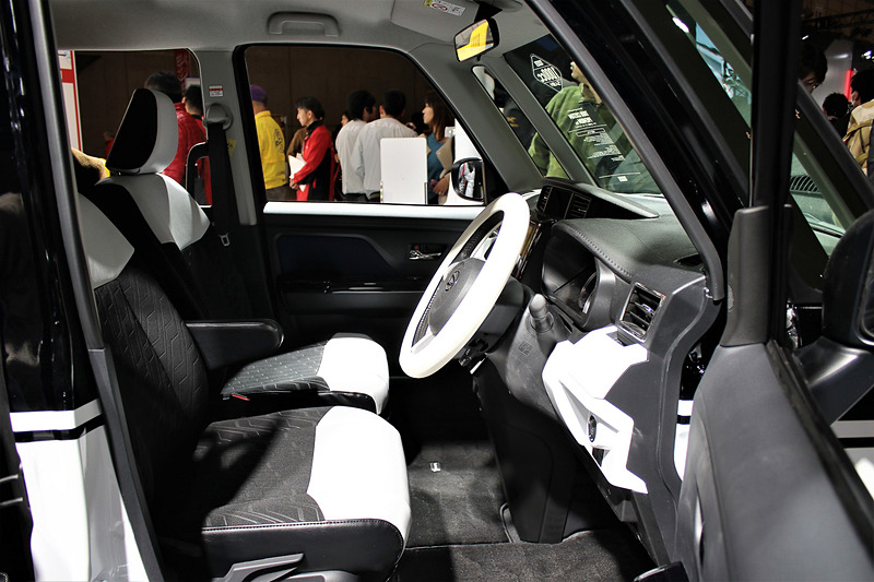 通常はブラックで統一されているインテリアにホワイトを使ってイメージチェンジ