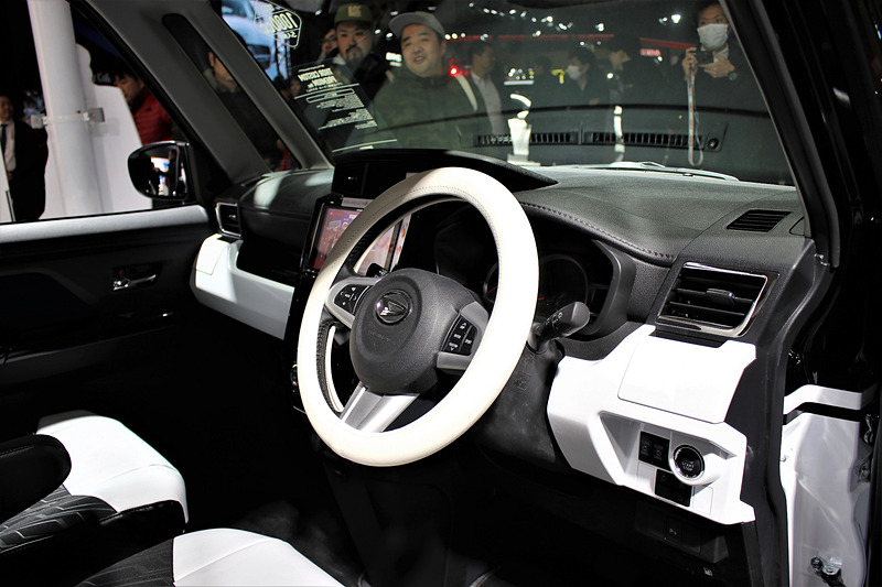 通常はブラックで統一されているインテリアにホワイトを使ってイメージチェンジ