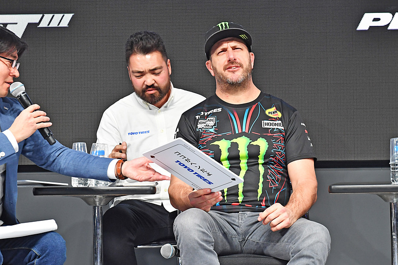 「ここがヘンだよトーヨータイヤ」のカードを引いて考え込むブロック選手