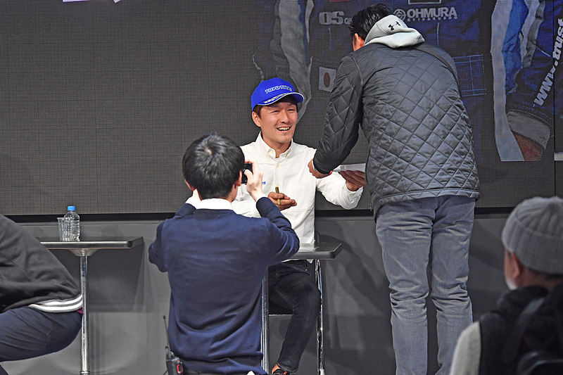 トークショーと別の時間帯には2人のサイン会も行なわれた。オートサロン会期の3日間は毎日1回ずつ、受付先着50名に2人のサインをプレゼント。参加者は写真を撮るなどして交流していた