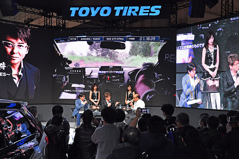 「アジアクロスカントリーラリー2018」にドライバーとして参戦した哀川翔さんを招き、完走までの道のりを赤裸々に報告するトークセッション「アジアクロスカントリーラリー2018の軌跡」も毎日実施。1日ごとにテーマを変えてトークした。レース途中で「お坊さんに怒られた」という逸話も