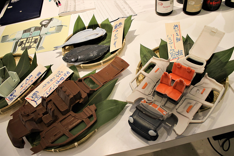 「1kg展」で展示されている「Kuruma no hiraki」。クルマの一番美味しいところは中身（インテリア）。活きのいいクルマたちを魚の干物のように開いて、うま味を「1kg」に凝縮