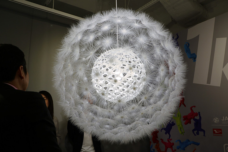 「TANPOPO」は241の綿毛でできており、その1つの綿毛に“毛”が360本生えている。この1本1本が3Dプリンターで作られた。実は直径1m以上あるが、重さは1kgだ