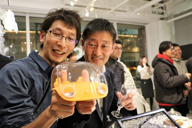 「＃イイね！」。クルマのインテリアは“心地よさ”や“見晴らしのよさ”を考慮してデザインされている。そして車内空間には、人と人との距離を縮めるよさも備わっている。自然とイイねと感じてもらえるインテリアが理想の姿。このクルマに乗った瞬間、わくわくしながら自然と手が“イイね！”になってしまう