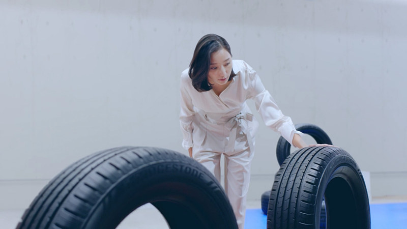 さまざまな種類のタイヤに触れ、クルマの運転やタイヤについて普段の生活と関連したエピソードを語る