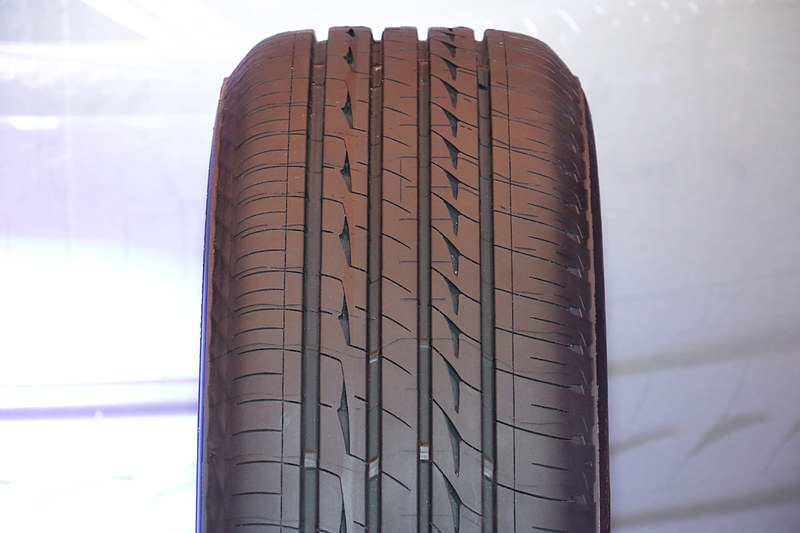 摩耗してからの上質な静粛性を実現するため、GR-XIから採用したトレッドパターンの「ダブルブランチ型消音器」に、摩耗推移に応じて形状が変化する消音器「シークレットグルーブ」を新たに設定。タイヤが摩耗しても気柱共鳴音を低減するための横溝がなくなることなく効果を維持。新品状態から60％摩耗した場合の騒音エネルギー低減率が、従来品であるGR-XIと比較して17％低減している