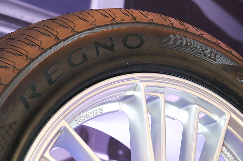 GR-XIIのタイヤショルダーに設定されたロゴマーク。凹型のレグノロゴは微細加工技術で構造色の黒を表現する「ラックスブラック」となり、カーボンブラックの周囲と鮮やかな「黒によるコントラスト」を実現する