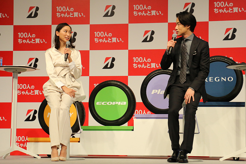 新プロモーション「100人のちゃんと買い」の紹介として、CMに出演する女優の杏さん（左）と俳優の竹野内豊さん（右）によるトークセッションも実施された