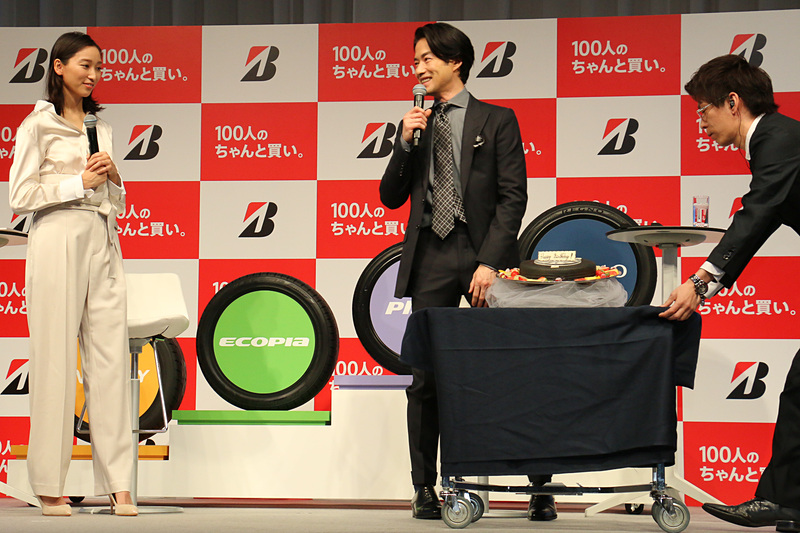 トークセッション中には1月2日が48歳の誕生日だった竹野内さんに、タイヤを模した特製バースデーケーキが贈られるサプライズも実施