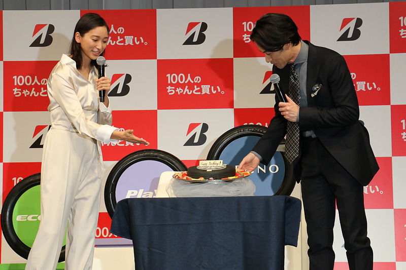 トークセッション中には1月2日が48歳の誕生日だった竹野内さんに、タイヤを模した特製バースデーケーキが贈られるサプライズも実施