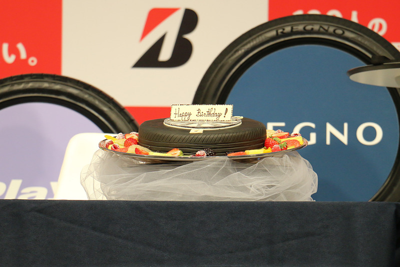 特製バースデーケーキはトレッドパターンまで刻まれる本格仕様